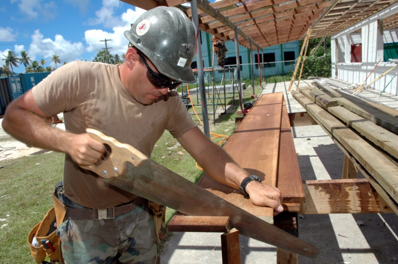 menuisier-VALDEROURE-min_worker_construction_building_carpenter_male_job_build_helmet-893290